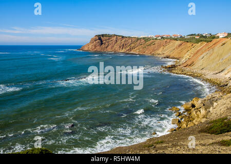 S. Martinho do Porto, Portugal, September 20, 2018: Klippen an der portugiesischen Küste Alcobaca, Portugal Stockfoto