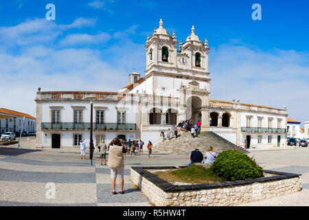 Nazare, Portugal - 20. September 2018: Square, wo Sie sehen können, das Heiligtum Unserer Lieben Frau von Nazareth, auch als die Kirche Unserer Lieben Frau von Stockfoto