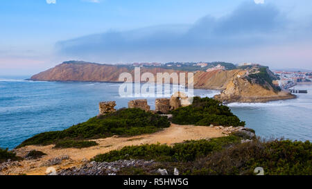 S. Martinho do Porto, Portugal, September 20, 2018: die Ruine der Kapelle von Santana der Eingang des Meeres Bucht fast Alcobaca, Portugal geschlossen Stockfoto