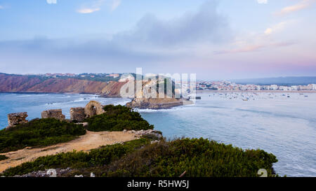 S. Martinho do Porto, Portugal, September 20, 2018: die Ruine der Kapelle von Santana der Eingang des Meeres Bucht fast Alcobaca, Portugal geschlossen Stockfoto