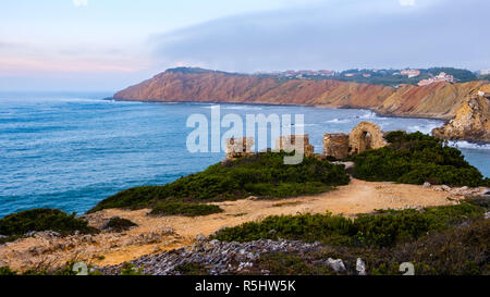 S. Martinho do Porto, Portugal, September 20, 2018: die Ruine der Kapelle von Santana der Eingang des Meeres Bucht fast Alcobaca, Portugal geschlossen Stockfoto