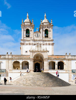 Nazare, Portugal - 20. September 2018: Square, wo Sie sehen können, das Heiligtum Unserer Lieben Frau von Nazareth, auch als die Kirche Unserer Lieben Frau von Stockfoto