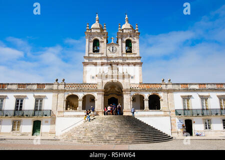 Nazare, Portugal - 20. September 2018: Square, wo Sie sehen können, das Heiligtum Unserer Lieben Frau von Nazareth, auch als die Kirche Unserer Lieben Frau von Stockfoto