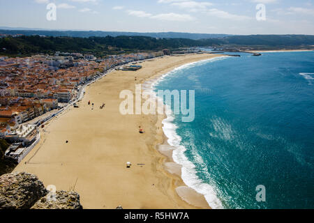 Nazare, Portugal - 20. September 2018: Von der Höhepunkt der Nazare können wir den Strand, das Meer und das Dorf Nazare, Portugal Stockfoto