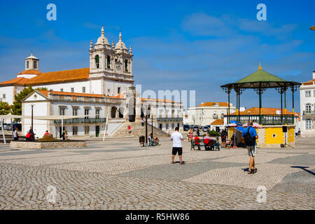 Nazare, Portugal - 20. September 2018: Square, wo Sie sehen können, das Heiligtum Unserer Lieben Frau von Nazareth, auch als die Kirche Unserer Lieben Frau von Stockfoto