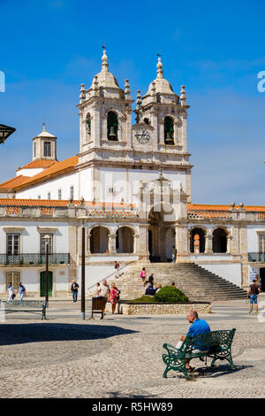 Nazare, Portugal - 20. September 2018: Square, wo Sie sehen können, das Heiligtum Unserer Lieben Frau von Nazareth, auch als die Kirche Unserer Lieben Frau von Stockfoto