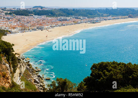 Nazare, Portugal - 20. September 2018: Von der Höhepunkt der Nazare können wir den Strand, das Meer und das Dorf Nazare, Portugal Stockfoto