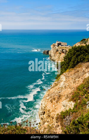 Nazare, Portugal - 20. September 2018: Auf den Klippen von gelben Stein den Leuchtturm von Nazare, S. Miguel Erzengel Fort Nazare, Portugal Stockfoto