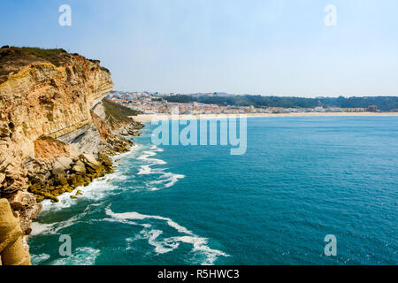 Nazare, Portugal - 20. September 2018: Auf den Klippen von gelben Stein den Leuchtturm von Nazare, S. Miguel Erzengel Fort Nazare, Portugal Stockfoto