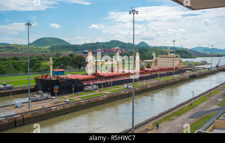 Große Frachtschiffe Pass durch den Panamakanal Schlösser. Diese alltägliche Ereignis, stellt das Ergebnis der beiden Gebühren, und Tourismus, für das ganze Land. Stockfoto