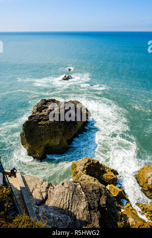 Nazare, Portugal - 20. September 2018: Auf den Klippen von gelben Stein den Leuchtturm von Nazare, S. Miguel Erzengel Fort Nazare, Portugal Stockfoto