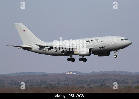 Deutsche Luftwaffe Airbus A 310-304 MRTT mit Registrierung 10 +25 auf kurze letzte für Start- und Landebahn 14L des Flughafens Köln Bonn. Stockfoto