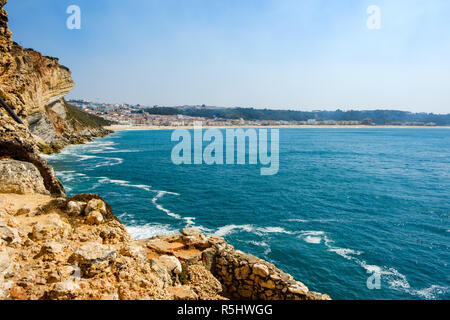 Nazare, Portugal - 20. September 2018: Auf den Klippen von gelben Stein den Leuchtturm von Nazare, S. Miguel Erzengel Fort Nazare, Portugal Stockfoto