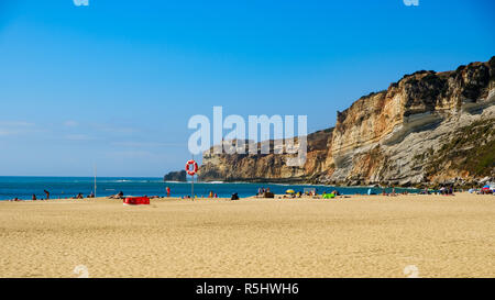 Nazare, Portugal - 20. September 2018: Strand Nazare mit blauem Himmel und golden Sand Nazare, Portugal Stockfoto