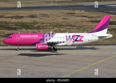 Ungarische Wizz Air Airbus A320-200 mit der Registrierung HA-LPM Rollen zum Terminal. Stockfoto