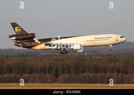 UPS McDonnell Douglas MD-11F mit der Registrierung N 295 bis auf kurze letzte für Start- und Landebahn 14L des Flughafens Köln Bonn. Stockfoto