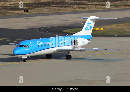 Niederländische KLM cityhopper Fokker 70 mit Registrierung PH-Kzd das Rollen zum Terminal. Stockfoto