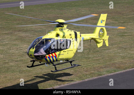 ANWB Medizinische Luft Hilfe Eurocopter EC-135 T2+ mit Registrierung PH-MAA Abfahrt nach der Wartung in Bonn Hangelar Flughafen. Stockfoto