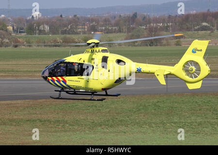 ANWB Medizinische Luft Hilfe Eurocopter EC-135 T2+ mit Registrierung PH-MAA Abfahrt nach der Wartung in Bonn Hangelar Flughafen. Stockfoto