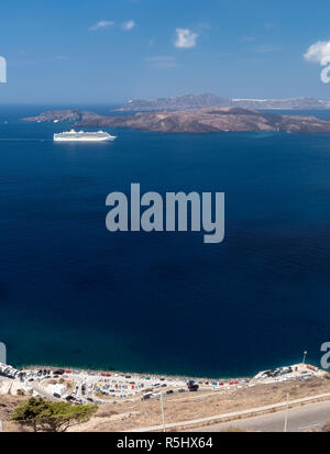 Luftaufnahme von Santorini Hafen und der Archipel, mit einem großen Kreuzfahrtschiff und einige Inseln im Hintergrund. August 2018, Griechenland. Stockfoto