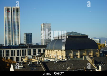 Blick über die Dächer Frankfurts zum Opernturm, über das Dach der Deutschen Börse, Frankfurt am Main, Deutschland Stockfoto