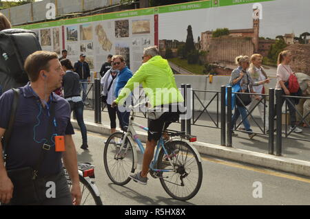 Rom, Italy-October 07, 2018, zahlreiche Touristen Spaziergang entlang der Via dei Fori Imperiali, entlang der Informationen Poster über die Ausgrabungen in Rom erklären Stockfoto