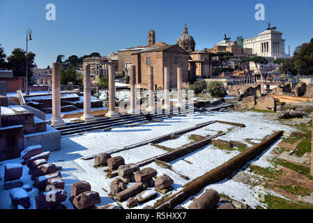 Rom. Italien. 27. FEBRUAR 2018 Antike römische Ruinen in Rom. Im Winter, unter dem Schnee, Rom. Italien. 27. FEBRUAR 2018 Stockfoto