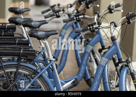 Fahrräder bei der Tourist Information Centre in Newport, Isle of Wight. Stockfoto