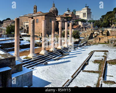 Rom. Italien. 27. FEBRUAR 2018 Antike römische Ruinen in Rom. Im Winter, unter dem Schnee, Rom. Italien. 27. FEBRUAR 2018 Stockfoto