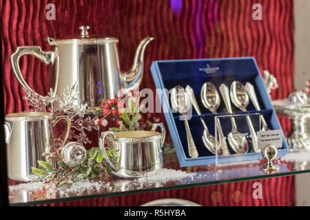 Newbridge Silberbesteck Teekanne Löffel Anzeige, Newbridge Co. Kildare, Irland, Weihnachtsgeschenk Konzept, Hochzeit besteck Konzept, Irish Business, Stockfoto