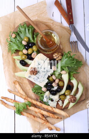 Blauschimmelkäse mit Nüssen und Oliven Stockfoto