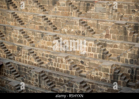 Einzelheiten zu den Schritten von Chand Baori Stepfwell im Dorf Abhaneri, Rajasthan, Indien Stockfoto