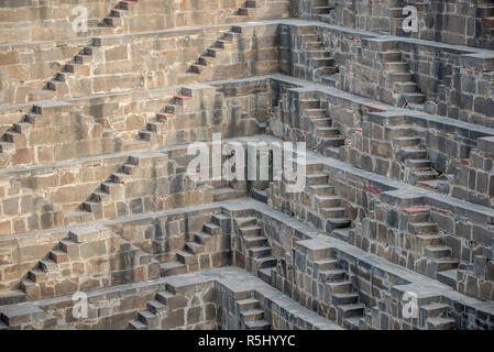 Einzelheiten zu den Schritten von Chand Baori Stepfwell im Dorf Abhaneri, Rajasthan, Indien Stockfoto