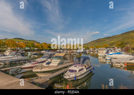 Landschaft mit Weinbergen entlang der Mosel und das Tal in der Nähe des Dorfes Pölich, Rhineland-Palantine, Deutschland, Europa Stockfoto