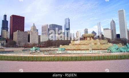 CHICAGO, Illinois, United States - Jun 12th, 2015: Buckingham Fountain im Grant Park und Chicago Downtown Skyline Stockfoto