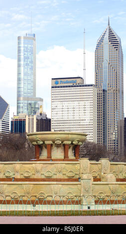 CHICAGO, Illinois, United States - Jun 12th, 2015: Buckingham Fountain im Grant Park und Chicago Downtown Skyline Stockfoto