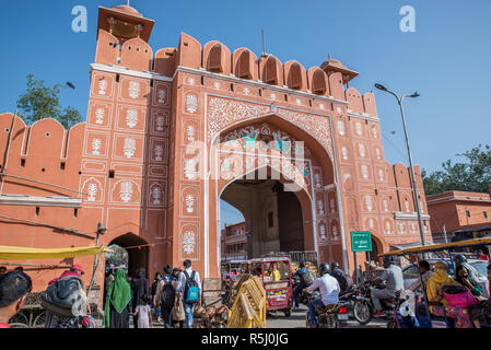 Stau unter Chandpole Gate, Jaipur, Rajasthan, Indien Stockfoto