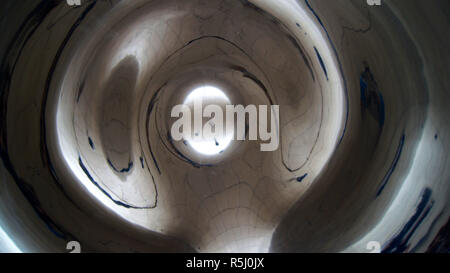 CHICAGO, Illinois, United States - Jun 12th, 2015: Blick von unter dem Edelstahl Cloud Gate Anish Kapoors Skulptur mit Reflexion der Touristen am Millennium Park Stockfoto