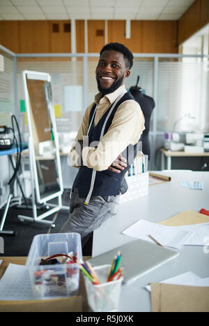 Fashion Designer in Werkstatt Stockfoto