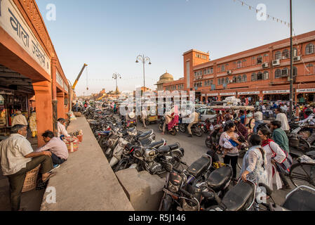 Verkehr Ansammlung und Straße leben in der Stadt Jaipur, Rajasthan, Indien, Asien Stockfoto