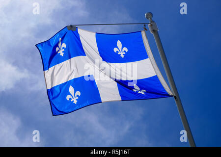 Quebec Fahnenmast auf blauen Himmel nationale st-jean Banner Stockfoto