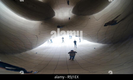 CHICAGO, Illinois, United States - Jun 12th, 2015: Blick von unter dem Edelstahl Cloud Gate Anish Kapoors Skulptur mit Reflexion der Touristen am Millennium Park Stockfoto