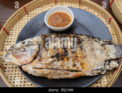 Salz verkrustet, gegrillten Fisch, thailändische Küche Stockfoto