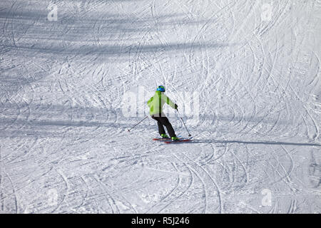 Skifahrer Abstieg auf verschneiten Skipiste mit Kurven von Skier an sonnigen Wintertag. Kaukasus Berge. Hatsvali, Swaneti Region Georgiens. Stockfoto