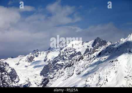 Blick auf verschneite Berge, Gletscher und bewölkt blauer Himmel in schönen, sonnigen Tag. Kaukasus Berge im Winter. Region Swanetien in Georgien. Stockfoto