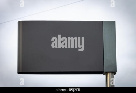 Grey Street Sign Werbung Mockup. Kopieren Sie Platz. Bügeleisen Pol. Bewölkt Hintergrund. Stockfoto