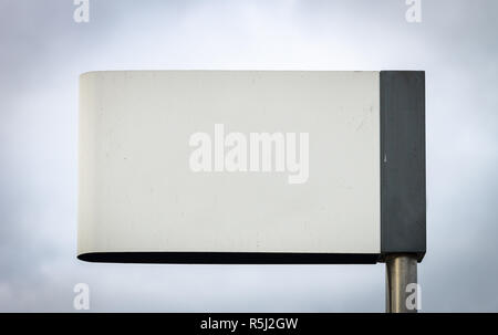 Weißes Straßenschild Werbung Mockup. Kopieren Sie Platz. Bügeleisen Pol. Bewölkt Hintergrund. Stockfoto