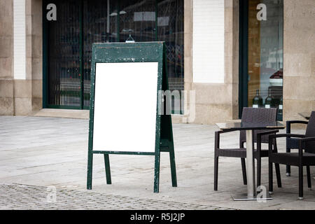 Restaurant Cafe im Freien stand-up Menü grünes Schild mockup. Tisch und Stühle auf der Terrasse. Stockfoto