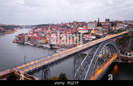 Panorama von Porto, Portugal, mit dem D. Luis Brücke im Vordergrund, während eines bewölkten Morgen. Lange Belichtung. Stockfoto