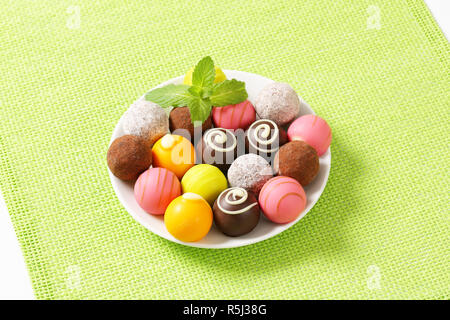 Sortierte Trüffel und Pralinen Stockfoto